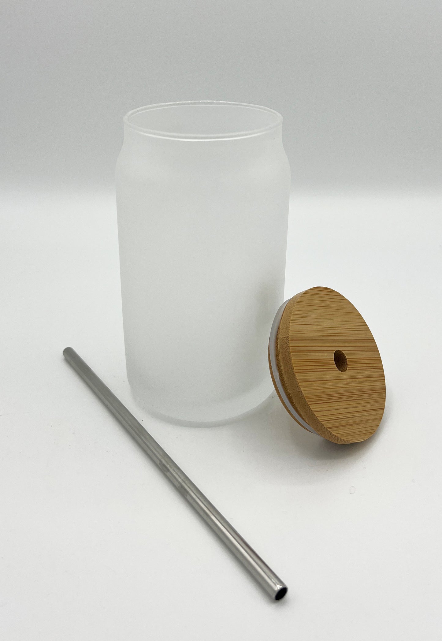 Glass with satin-finished bamboo lid and drinking straw